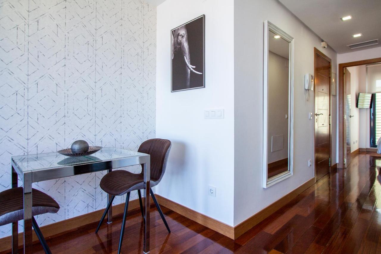 Apartamentos Castilla Luz Business Madrid Exterior photo